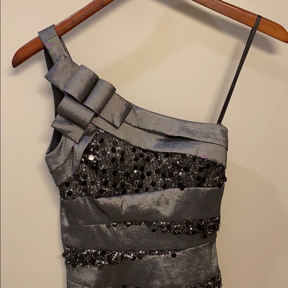 Beautiful party dress ❤️!! - Picture 3 of 4